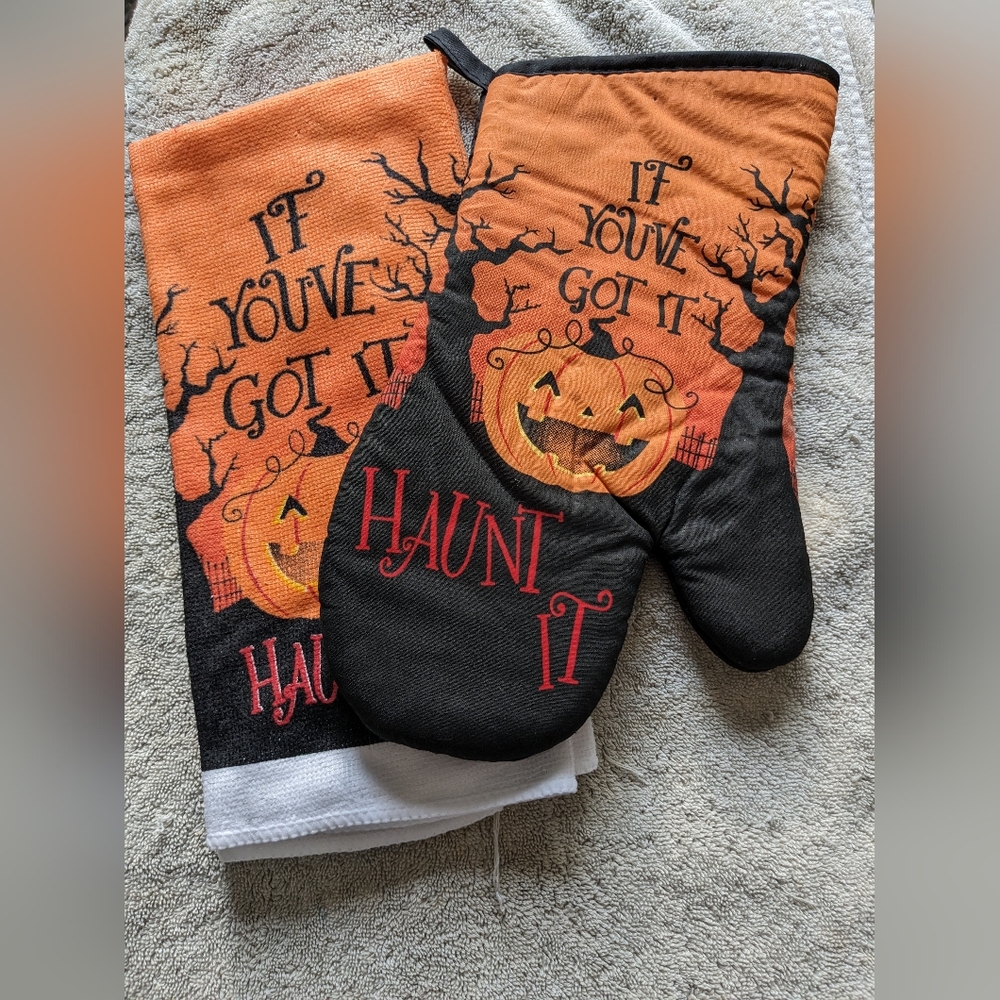 NWOT Halloween Kitchen Towel/Oven Mit